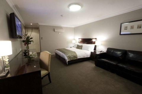 Carlyle Suites & Apartments - Accommodation Bookings 4