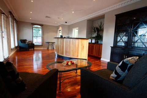 Carlyle Suites & Apartments - Accommodation Bookings 1