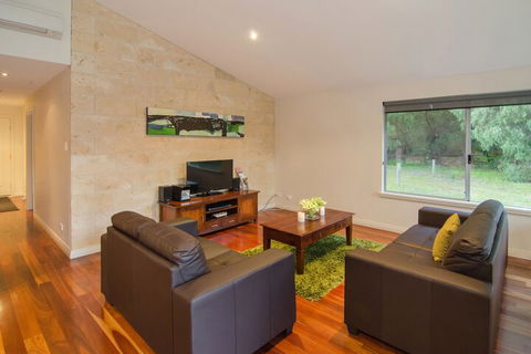 Acacia Chalets - Accommodation Bookings 2