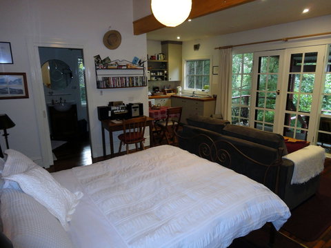 Stones Throw Cottage Bed & Breakfast - Accommodation Bookings 1