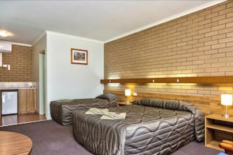 Holbrook Town Centre Motor Inn - Accommodation Bookings 7