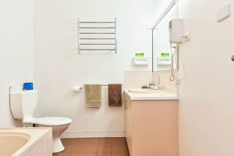 Holbrook Town Centre Motor Inn - Accommodation Bookings 6