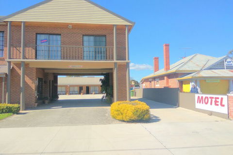 Holbrook Town Centre Motor Inn - Accommodation Bookings 5