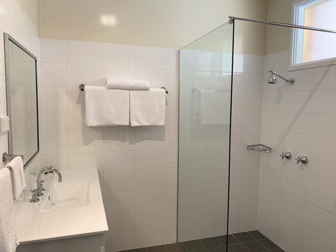 Bishop's Lodge Motor Inn - Accommodation Bookings 6