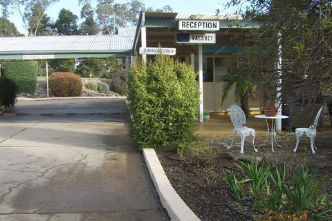 Golden Chain Garden Motor Inn - Accommodation Bookings 2