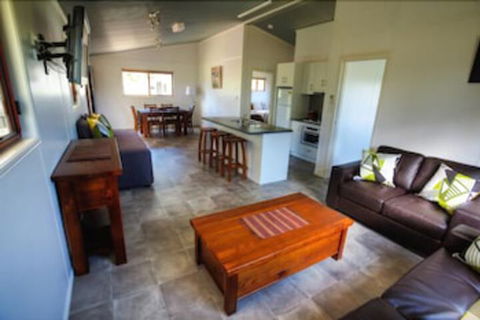 Killarney View Cabins & Caravan Park - Accommodation Bookings 0