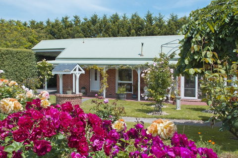 Lakeside Cottage - Accommodation Bookings 1