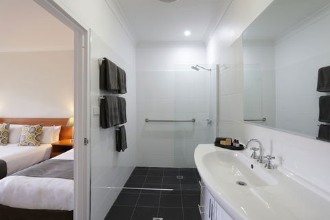 Cadman Motor Inn & Apartments - Accommodation Bookings 0