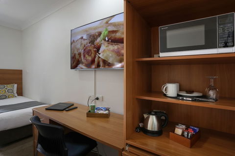 Cadman Motor Inn & Apartments - Accommodation Bookings 3