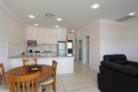 Cadman Motor Inn & Apartments - Accommodation Bookings 4