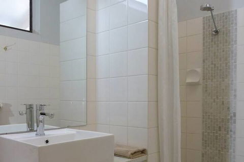 Airlie House Motor Inn - Accommodation Bookings 7