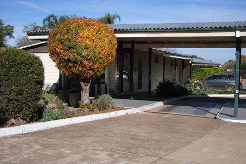 Airlie House Motor Inn - Accommodation Bookings 1