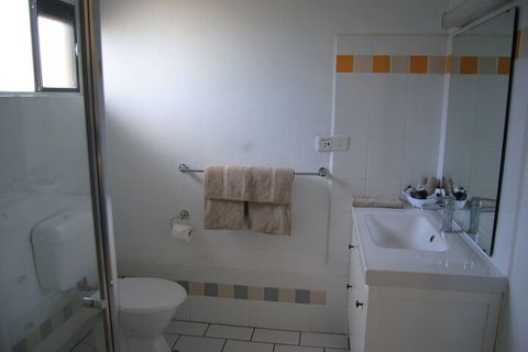 Airlie House Motor Inn - Accommodation Bookings 6