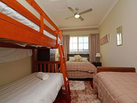 Silver Springs (4br) Cottage With Wifi Views Olives & Space . Fireplace Views Olives & Space - Accommodation Bookings 3