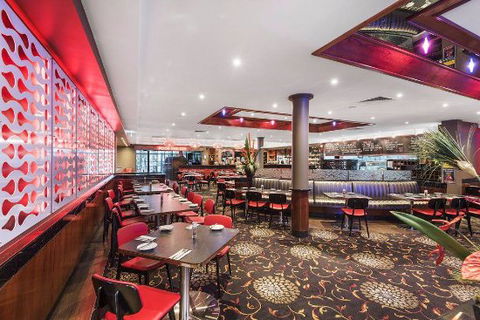 JBJ's Restaurant & Bar Taylors Lakes Hotel - Accommodation Bookings 0