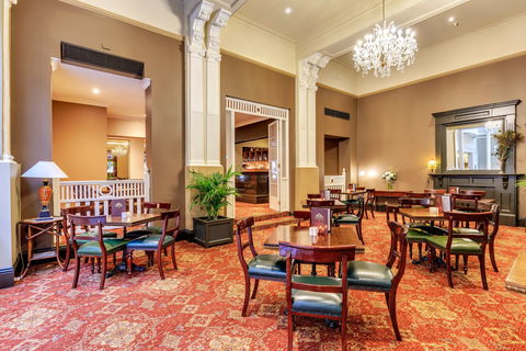 The Orient Bar & Dining Room - Accommodation Bookings 2