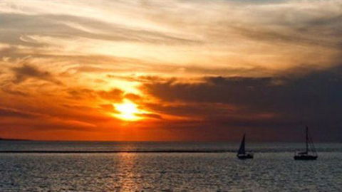 La Beach Restaurant - Accommodation Bookings 0