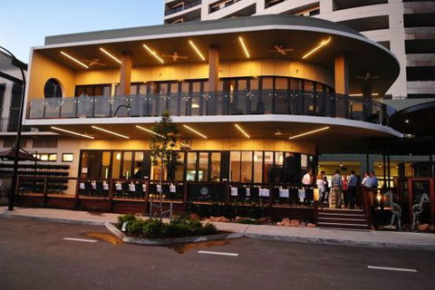 Q Bar & Brasserie On The Avenue - Accommodation Bookings 1