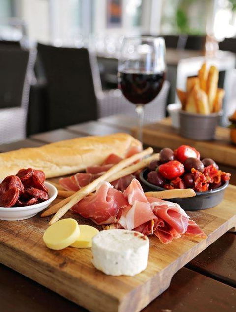 Tradewinds Bar & Bistro - Accommodation Bookings 2