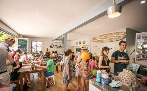 Manhattan Restaurant - Accommodation Bookings 11