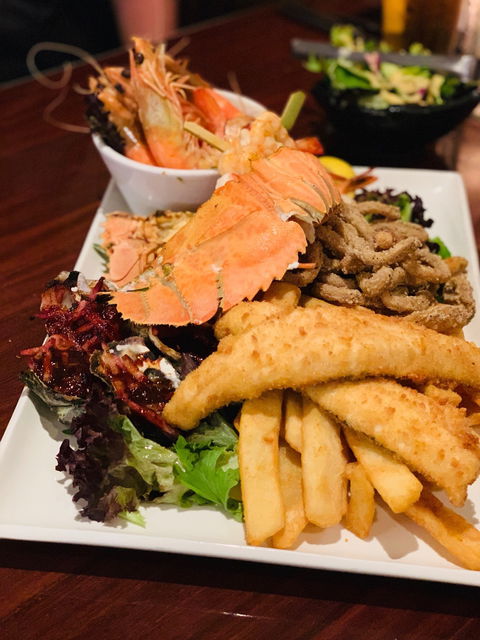 Sarins Bar & Restaurant - Accommodation Bookings 4