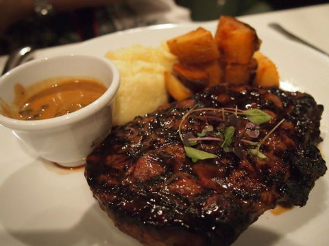 Waterline Restaurant @ Friday's Bar Restaurant Club - Accommodation Bookings 0