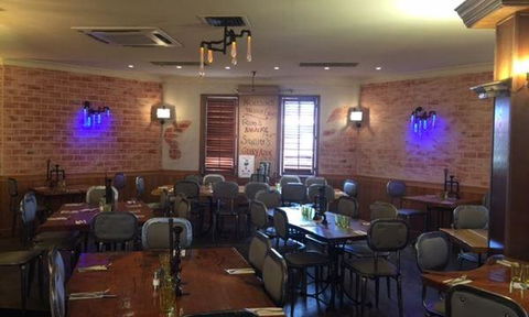Nicholsons Bar And Grill - Accommodation Bookings 3