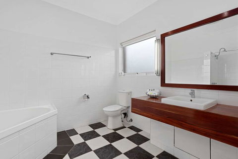 Comfort Inn, The International - Accommodation Bookings 9