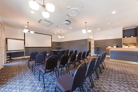 The Glen Hotel & Suites - Accommodation Bookings 7