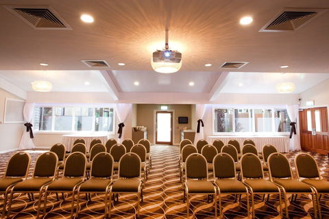 The Glen Hotel & Suites - Accommodation Bookings 8
