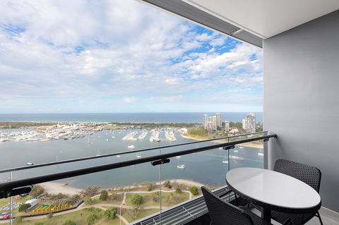 Meriton Suites Southport - Accommodation Bookings 7