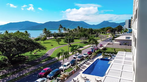 Holiday Inn Cairns Harbourside - Accommodation Bookings 1