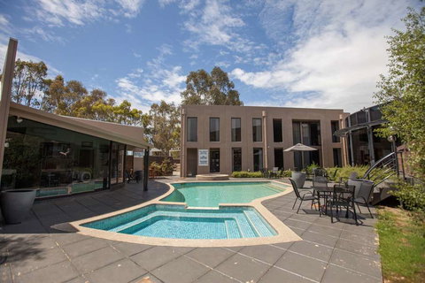 Dingley International Hotel - Accommodation Bookings 1