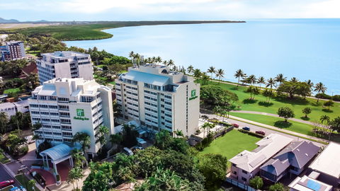 Holiday Inn Cairns Harbourside - Accommodation Bookings 2