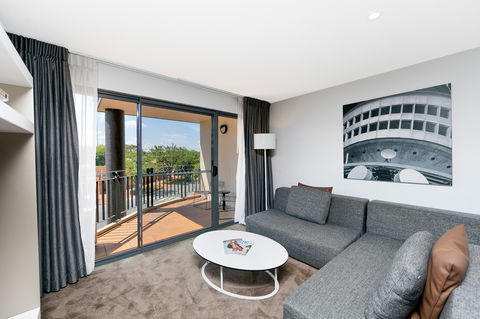 Astra Apartments The Griffin - Accommodation Bookings 4