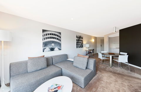 Astra Apartments The Griffin - Accommodation Bookings 11