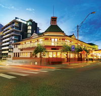 Oaks Grand Gladstone