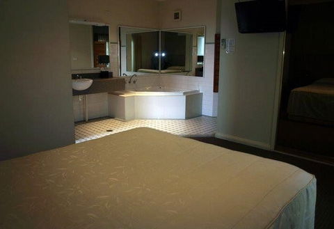 Francis Phillip Motor Inn & The Lodge - Accommodation Bookings 2