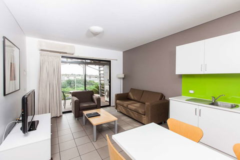 Majestic Oasis Apartments - Accommodation Bookings 2