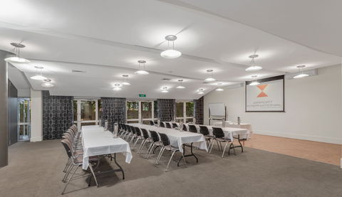 The Airport International Motel - Accommodation Bookings 13