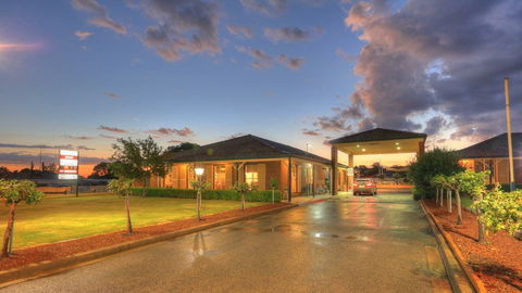 Bushmans Motor Inn - Accommodation Bookings 1