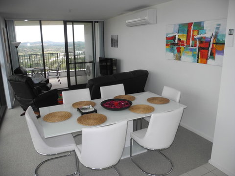 3BR Executive Apartment With Lake And Mountain Views - Accommodation Bookings 8
