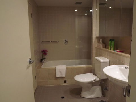 Beachside Luxury Apartments One & Two Bedroom In Beachfront Oaks Pier Building - Accommodation Bookings 1