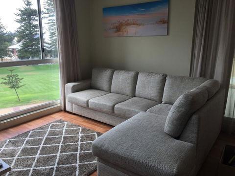 Beachside Luxury Apartments One & Two Bedroom In Beachfront Oaks Pier Building - Accommodation Bookings 16