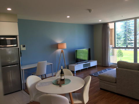 Beachside Luxury Apartments One & Two Bedroom In Beachfront Oaks Pier Building - Accommodation Bookings 19