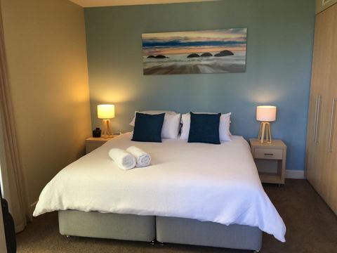 Beachside Luxury Apartments One & Two Bedroom In Beachfront Oaks Pier Building - Accommodation Bookings 22