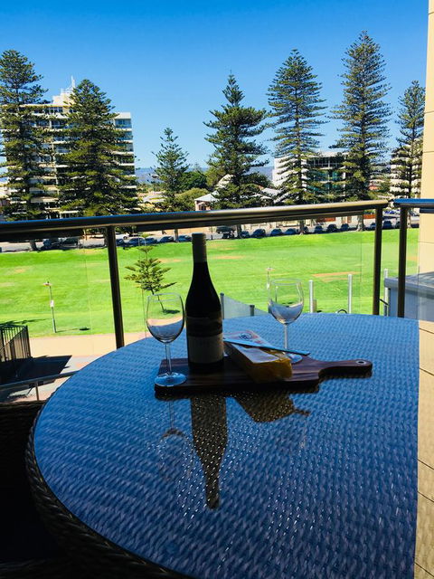 Beachside Luxury Apartments One & Two Bedroom In Beachfront Oaks Pier Building - Accommodation Bookings 26