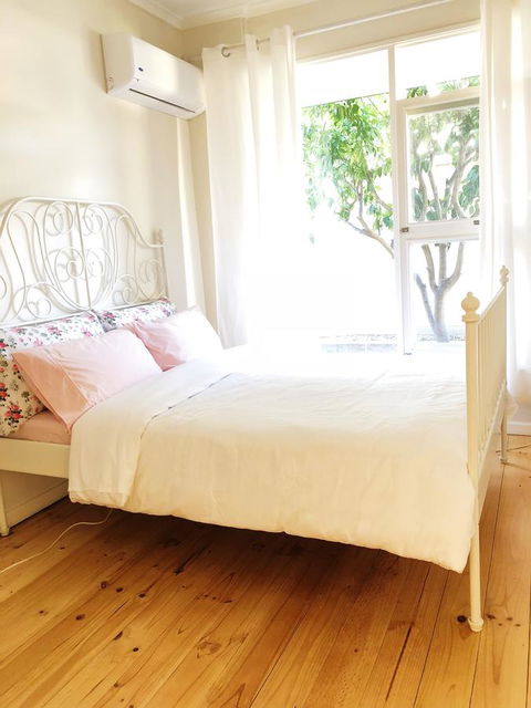 Beautiful Garden House - Accommodation Bookings 12