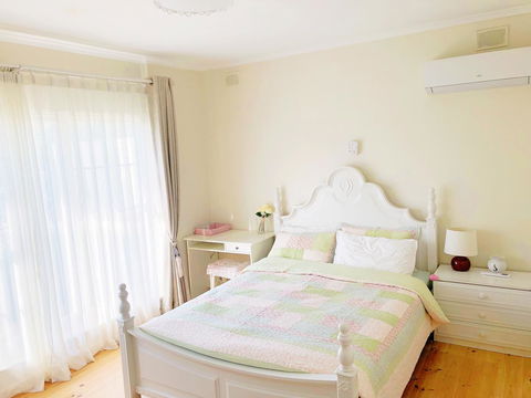Beautiful Garden House - Accommodation Bookings 10
