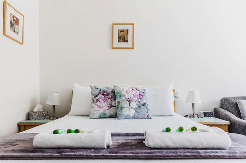 Hi 5 Glenelg Studio Apartment - Accommodation Bookings 1